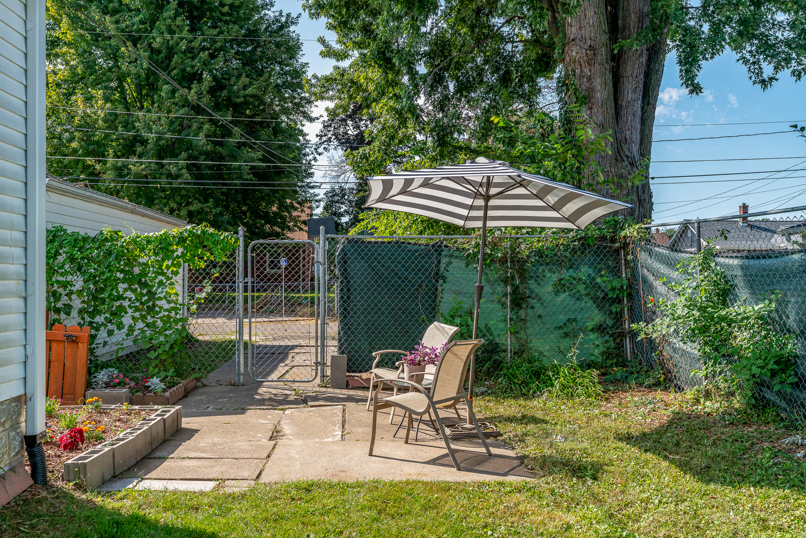 2125 Grove Street Property Photo 4