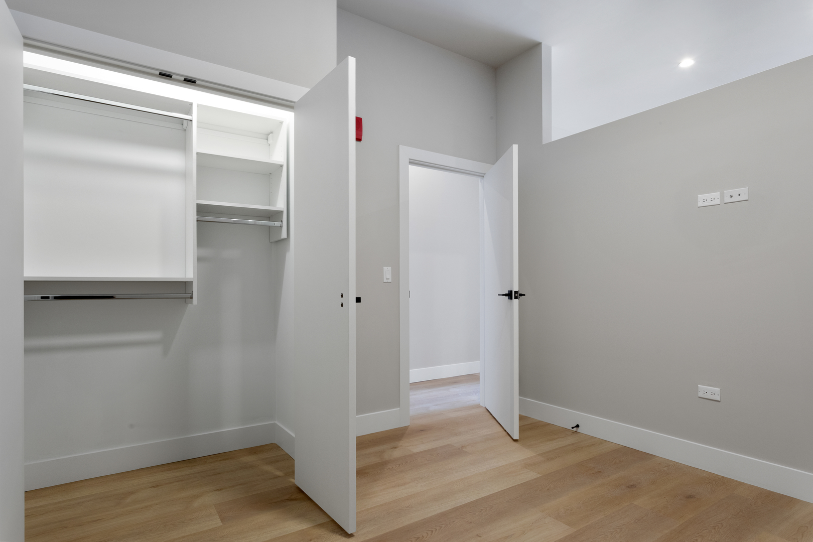 2475 W Foster Avenue 408 Property Photo 6