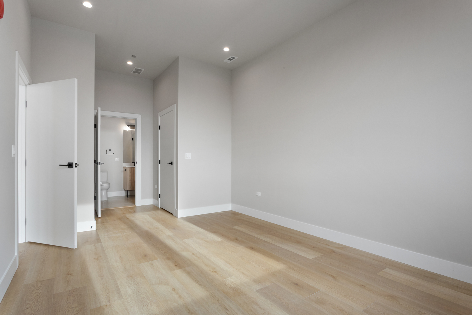 2475 W Foster Avenue 408 Property Photo 15