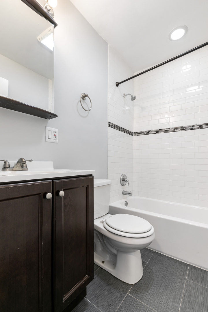5534 N Kenmore Avenue 408 Property Photo 11
