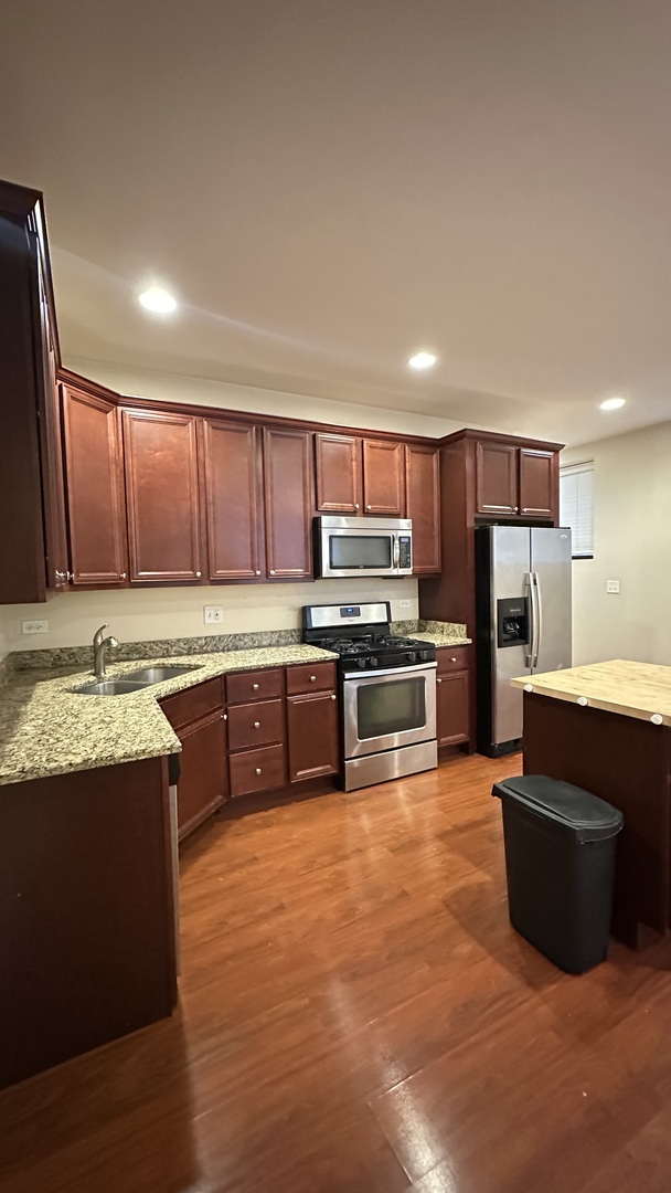 5523 N Sawyer Avenue G Property Photo 4