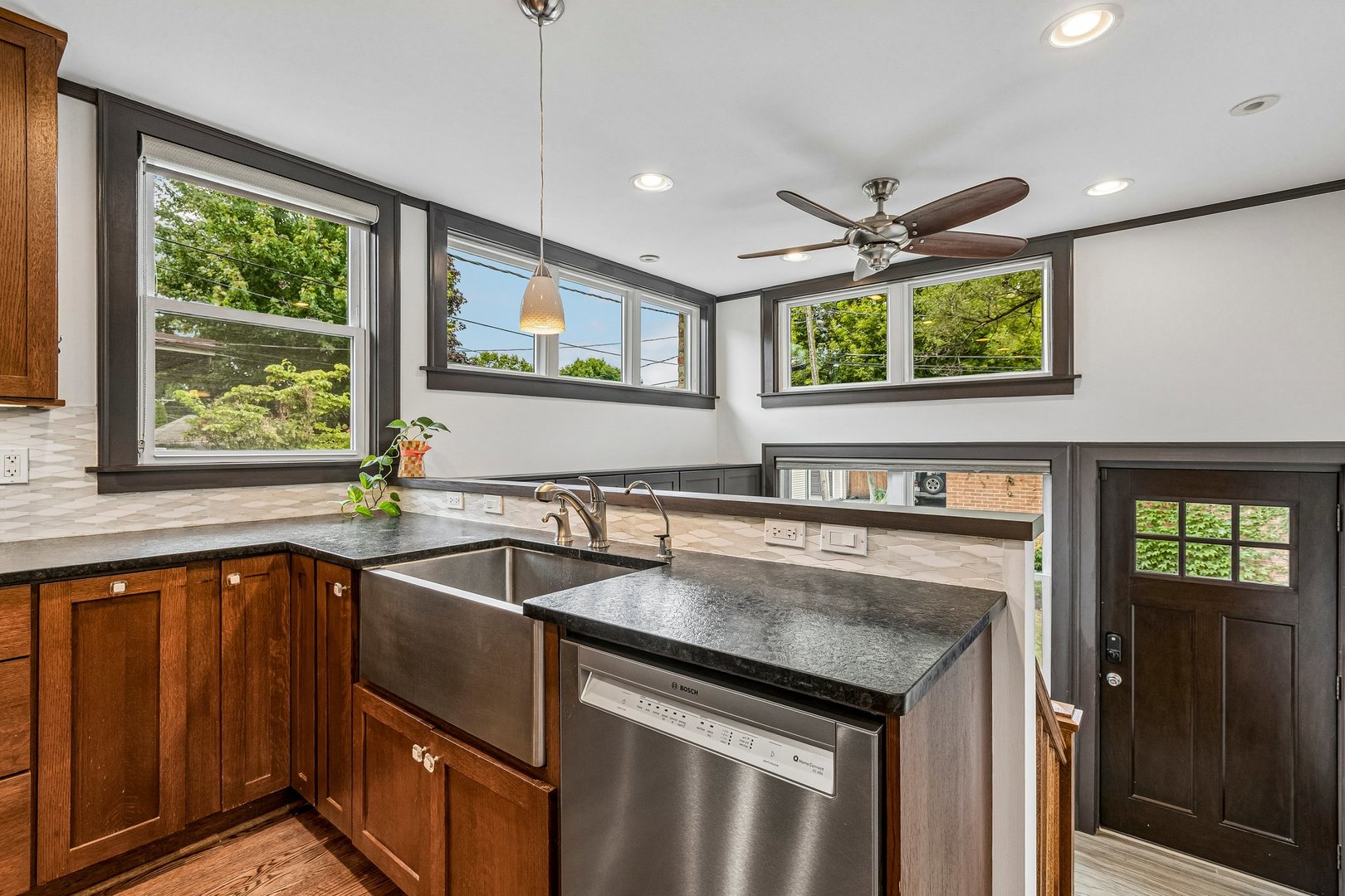 1225 N Grove Avenue Property Photo 14