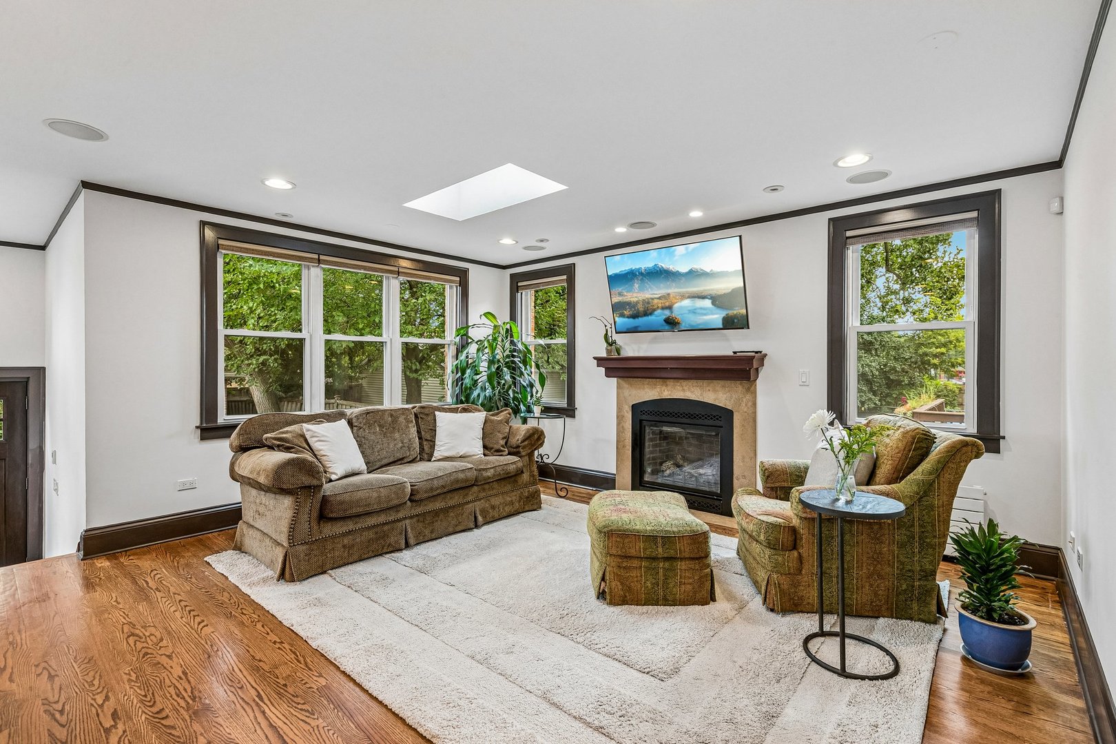 1225 N Grove Avenue Property Photo 17
