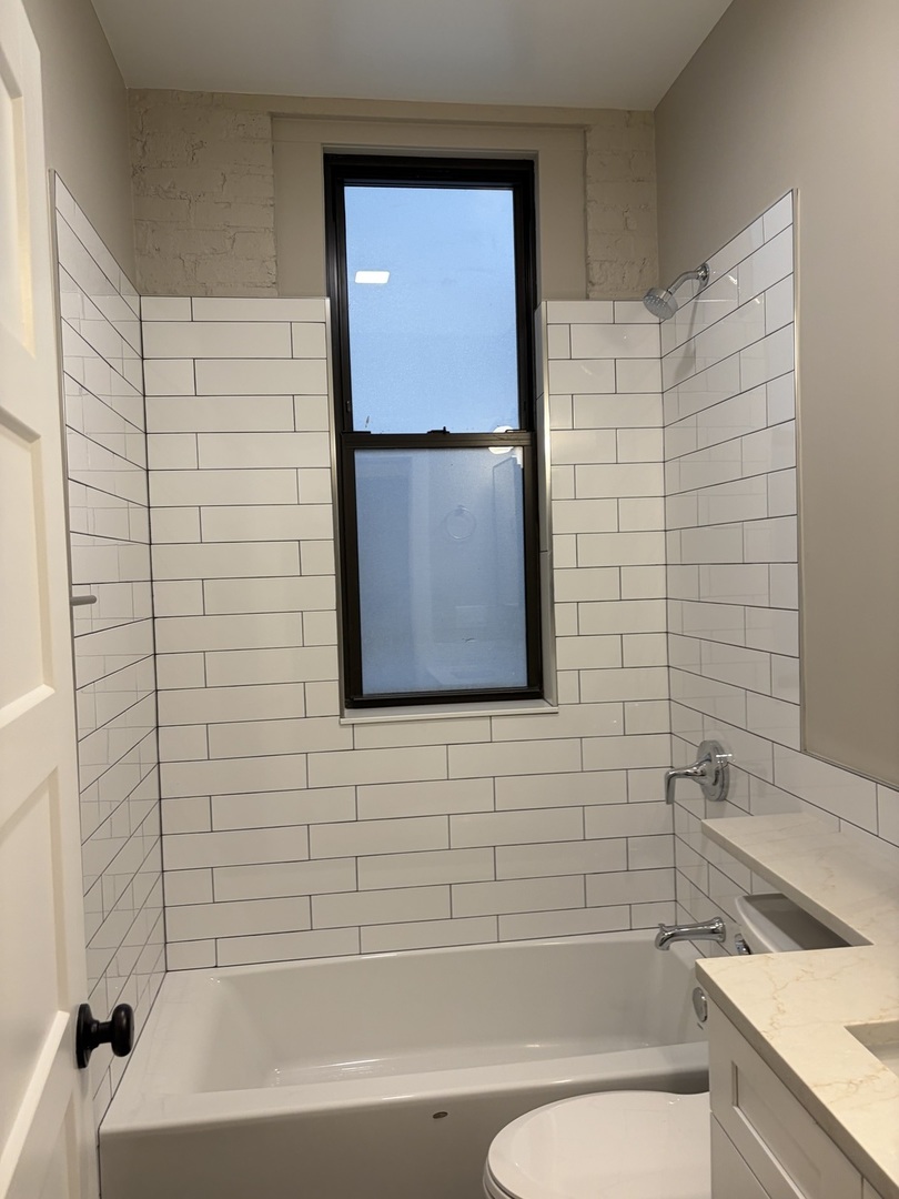 3350 N Kenmore Avenue 2 Property Photo 3
