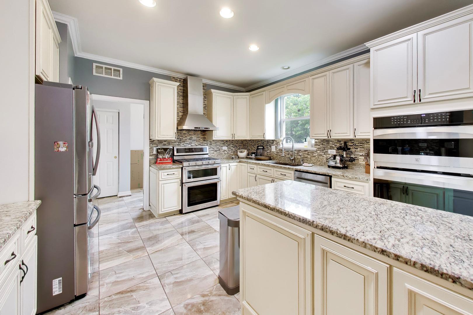 276 Claridge Circle Property Photo 4