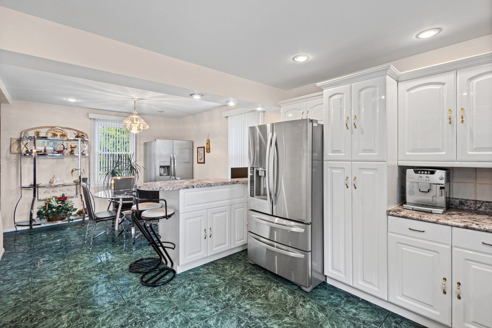 2011 E Touhy Avenue Property Photo 4