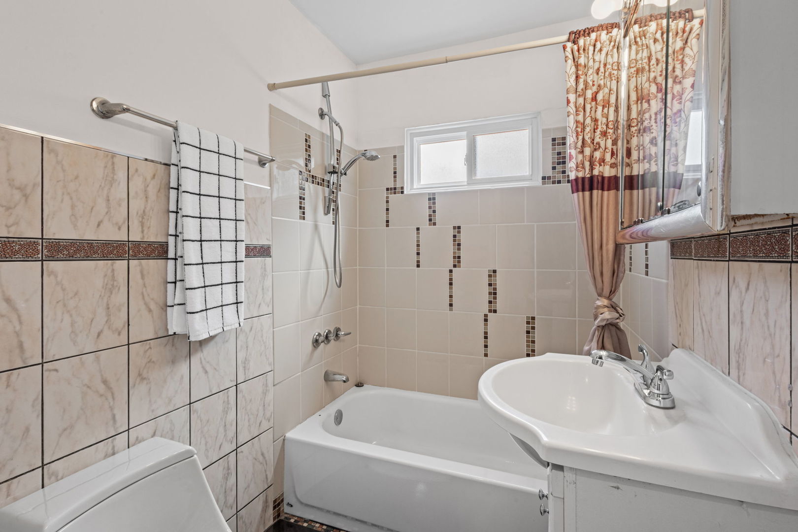 2011 E Touhy Avenue Property Photo 7