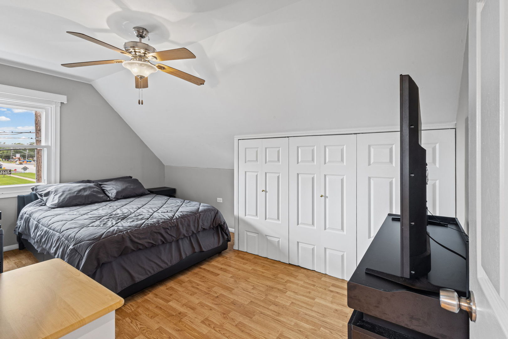 2011 E Touhy Avenue Property Photo 9