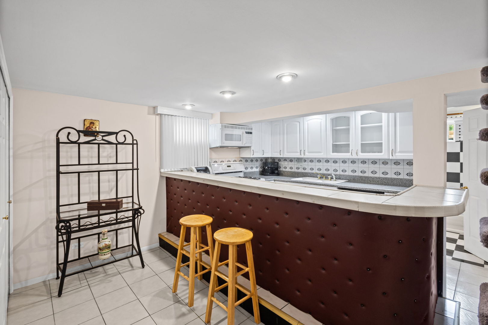2011 E Touhy Avenue Property Photo 12