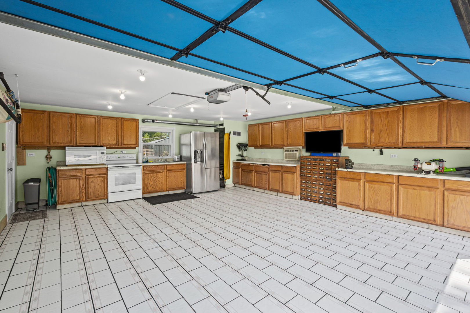 2011 E Touhy Avenue Property Photo 14
