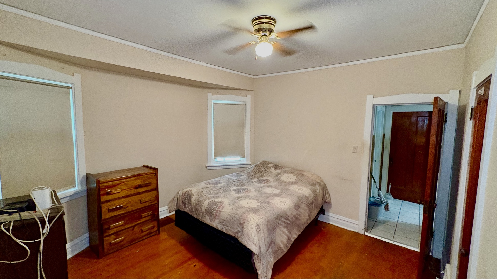 1232 N Mayfield Avenue Property Photo 6