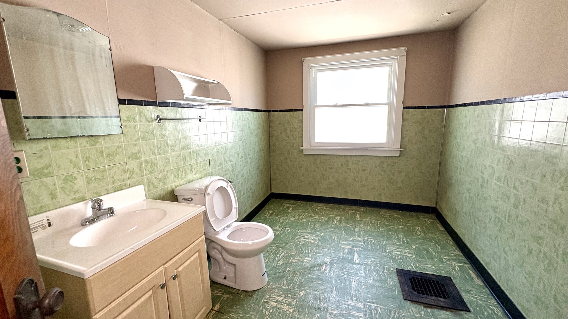 1232 N Mayfield Avenue Property Photo 11