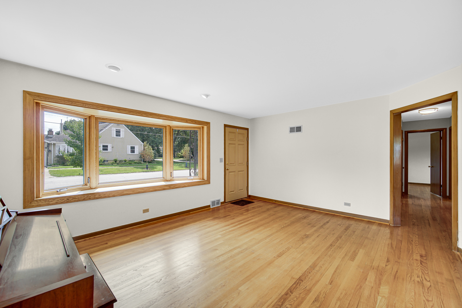 201 N Elmhurst Avenue Property Photo 3