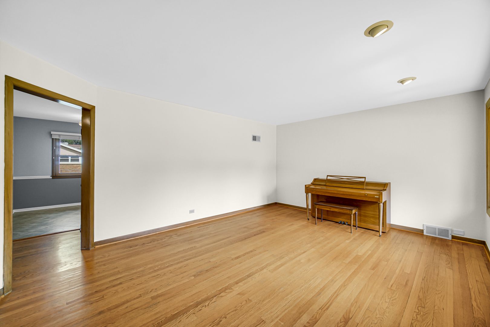 201 N Elmhurst Avenue Property Photo 4