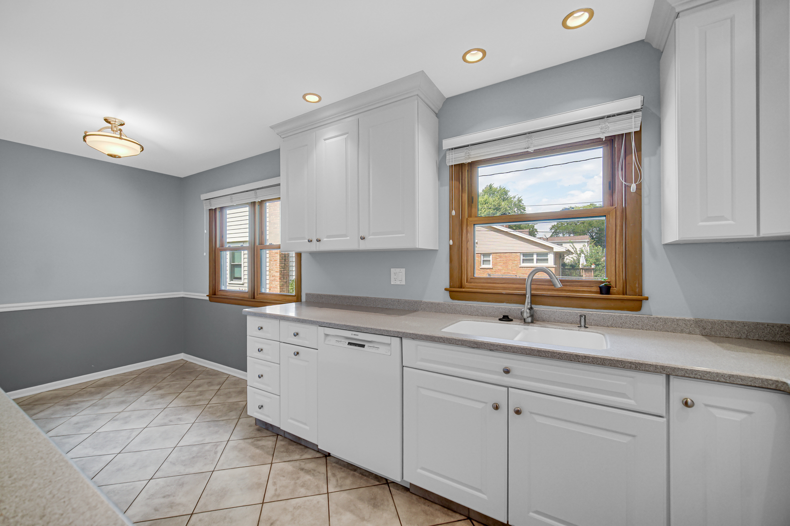 201 N Elmhurst Avenue Property Photo 10