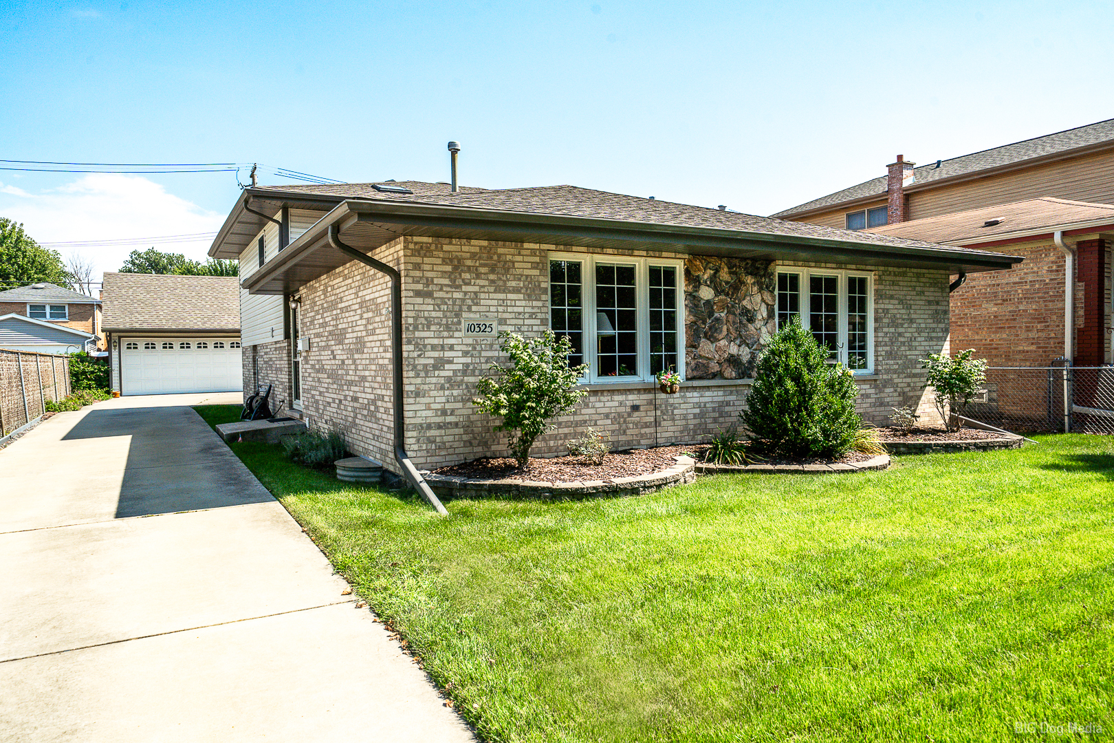 10325 S Whipple Street Property Photo 2