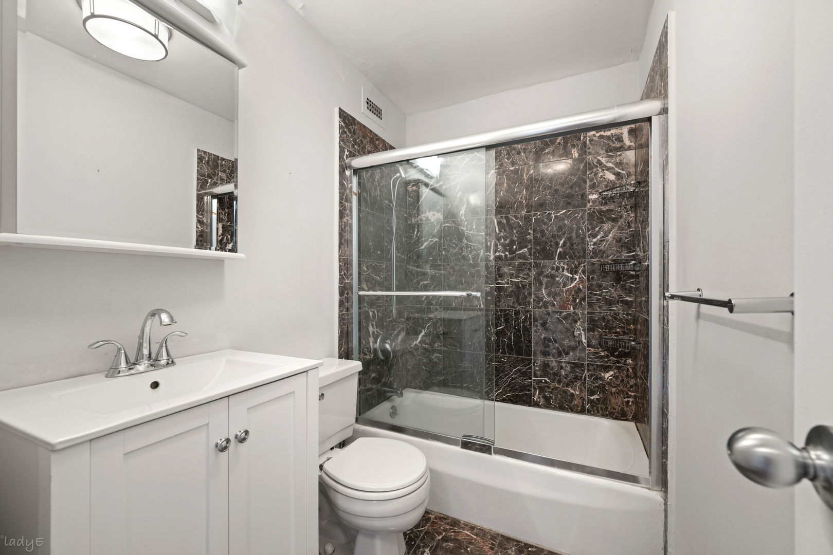 88 W Schiller Street 2808l Property Photo 15