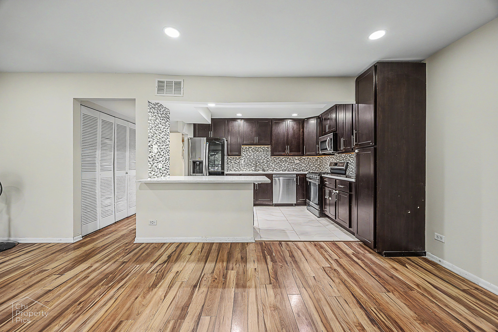 2102 Stanley Court Property Photo 6