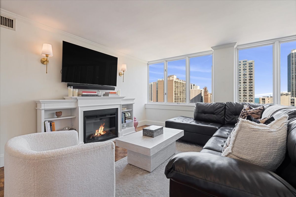 1 E Schiller Street 16c Property Photo 7