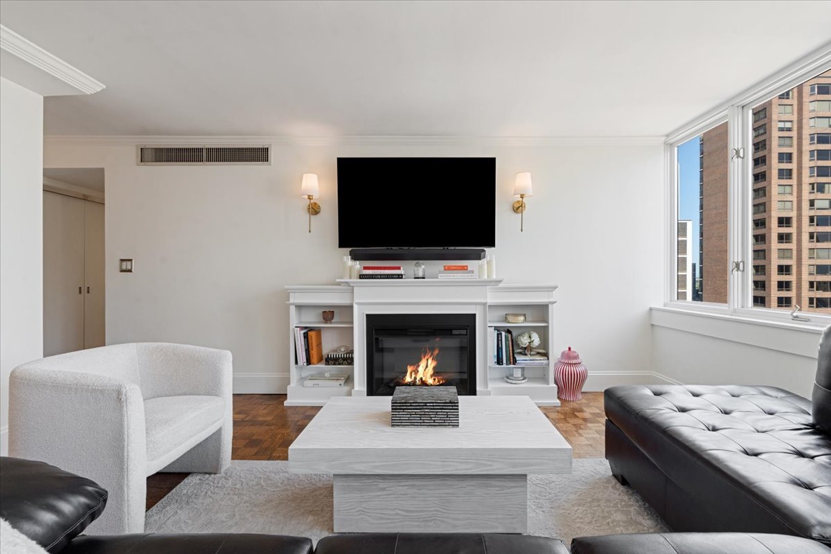 1 E Schiller Street 16c Property Photo 8