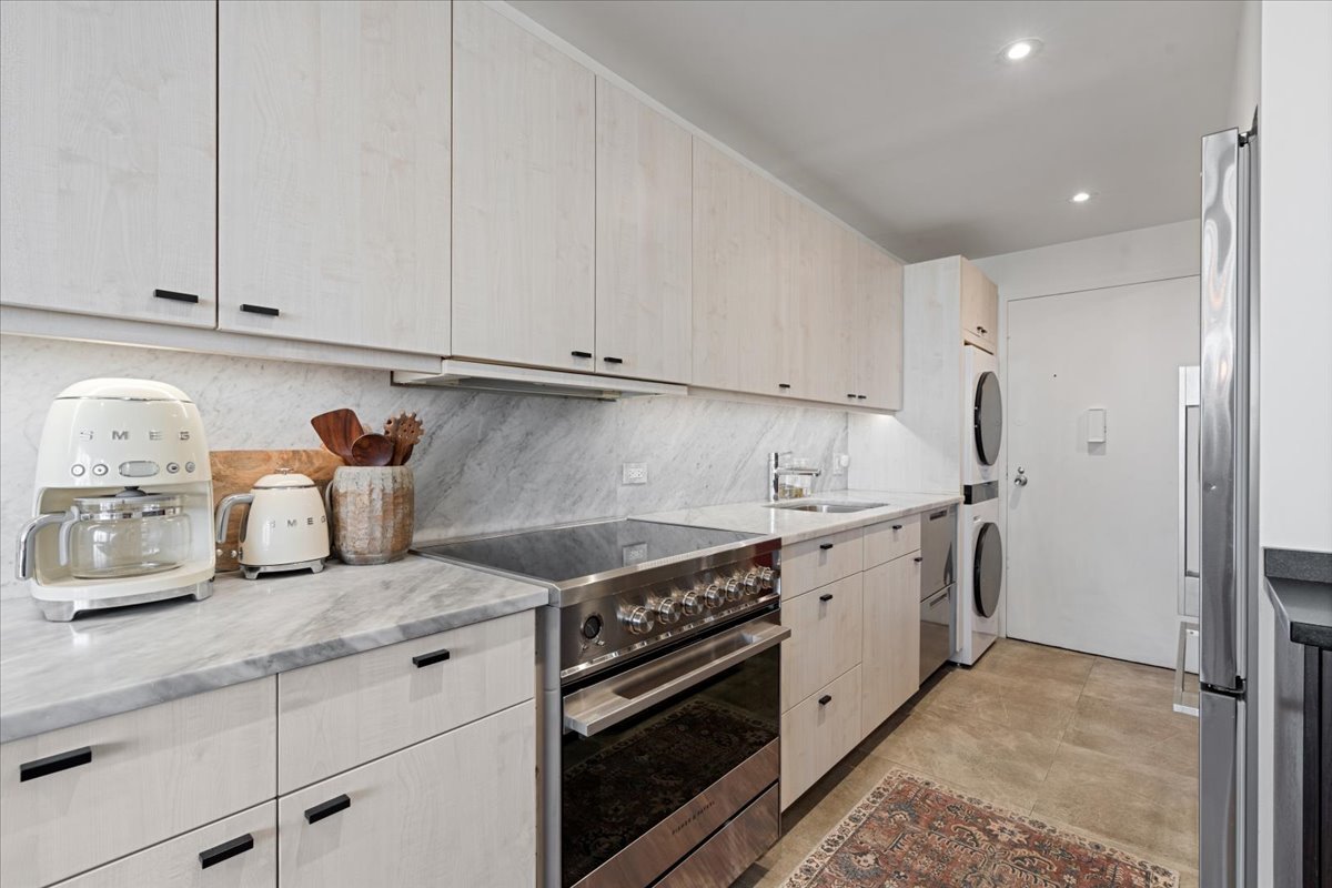 1 E Schiller Street 16c Property Photo 14
