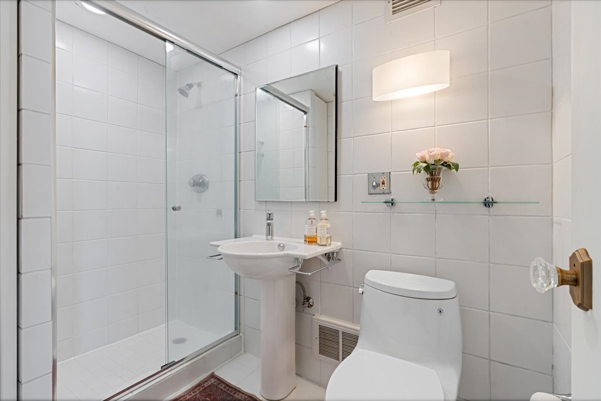 1 E Schiller Street 16c Property Photo 23