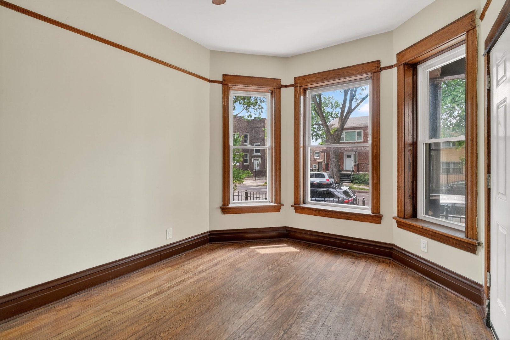 6525 S Vernon Avenue Property Photo 8