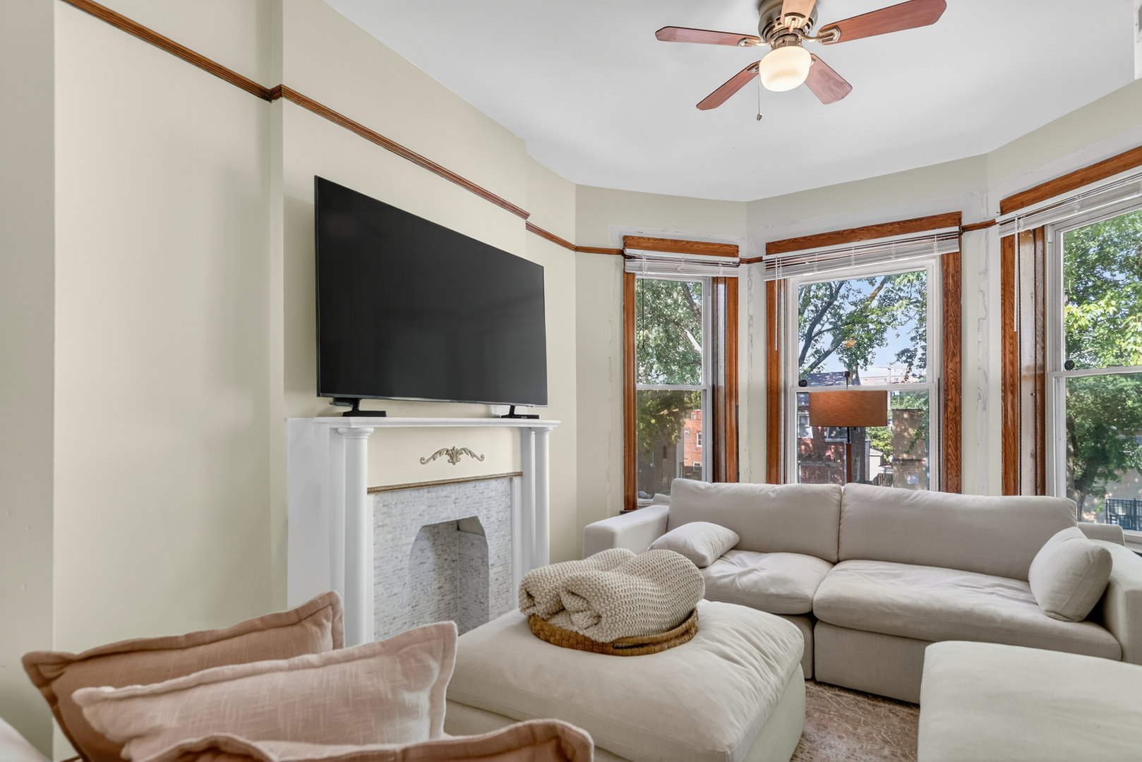 6525 S Vernon Avenue Property Photo 10