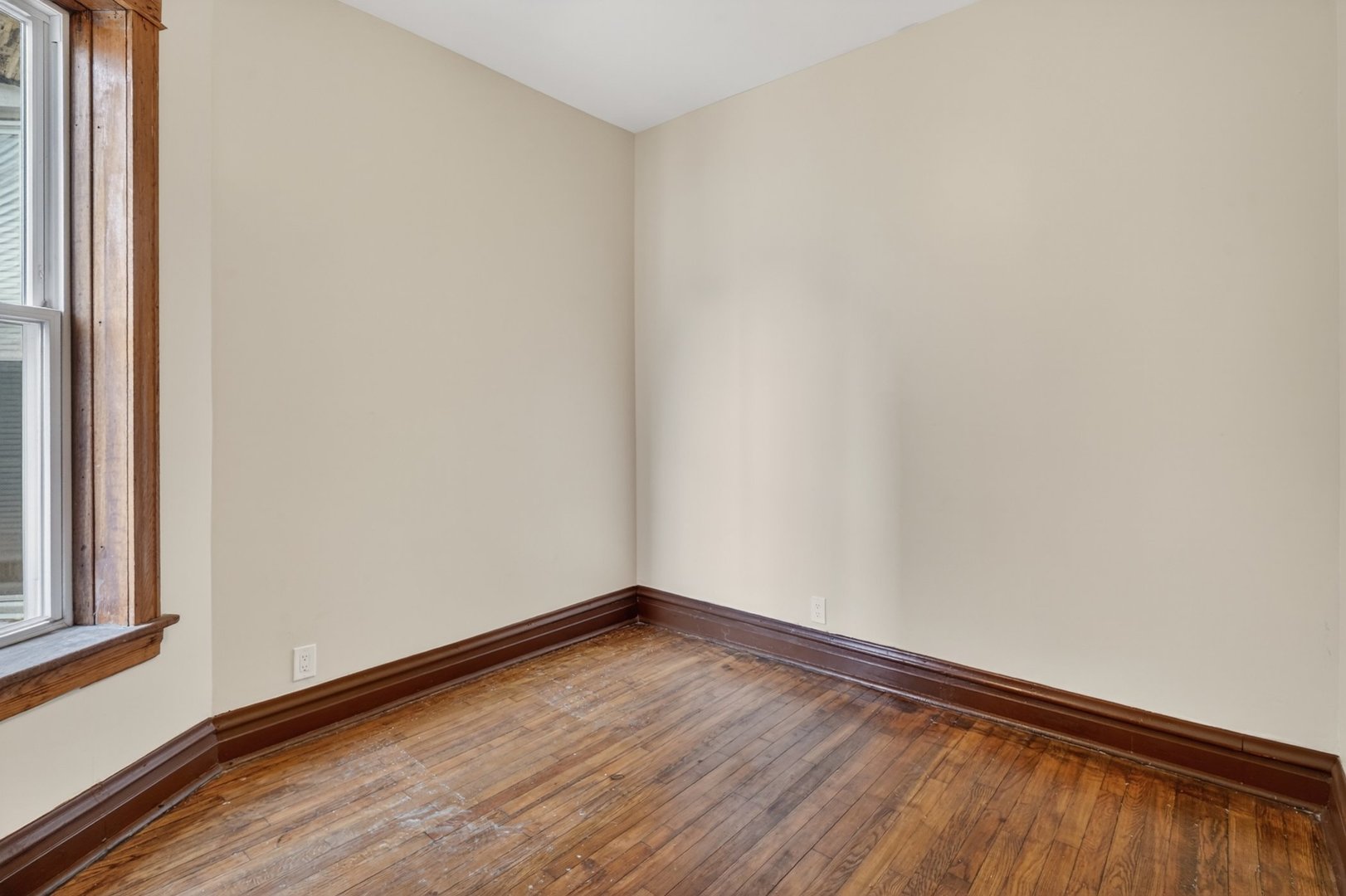 6525 S Vernon Avenue Property Photo 12