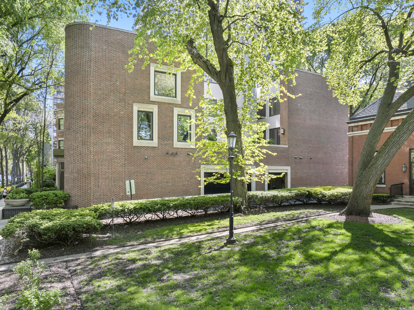1524 N Astor Street Property Photo 3