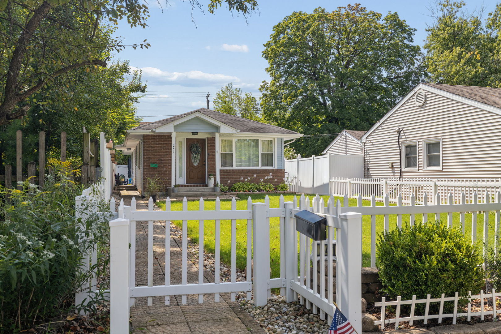 241 W Quincy Street Property Photo 1