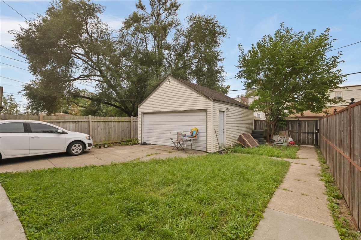 1944 S Springfield Avenue Property Photo 3
