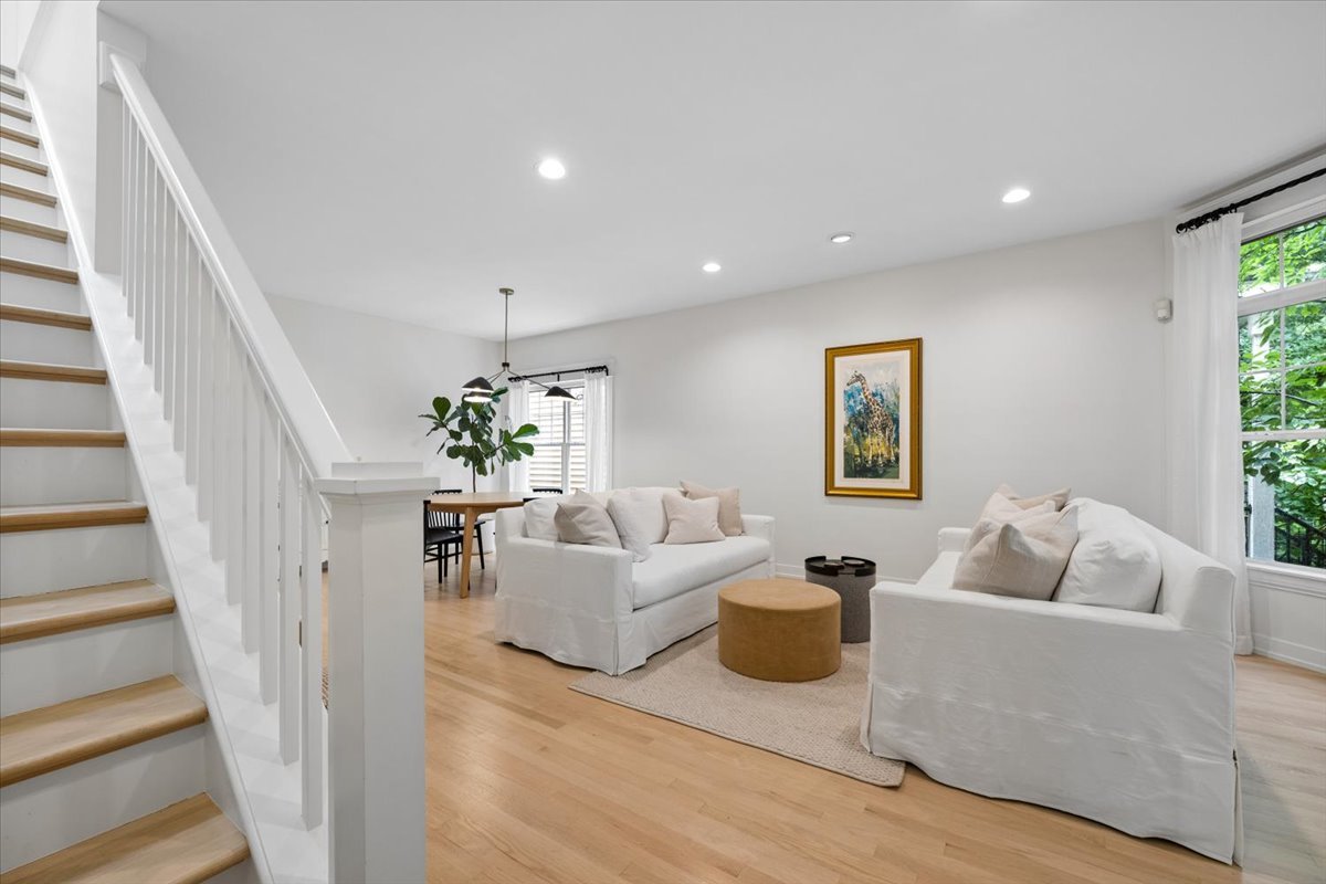 331 W Evergreen Avenue Property Photo 4