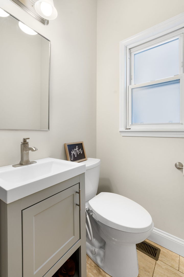 2833 N Francisco Avenue Property Photo 10