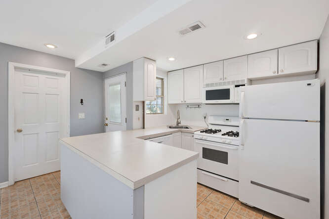 2833 N Francisco Avenue Property Photo 23