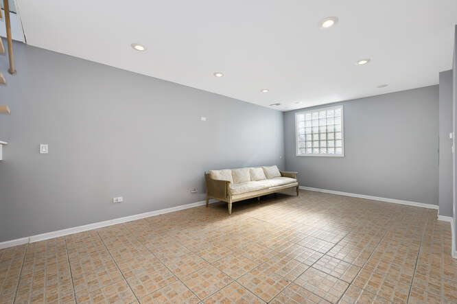 2833 N Francisco Avenue Property Photo 24