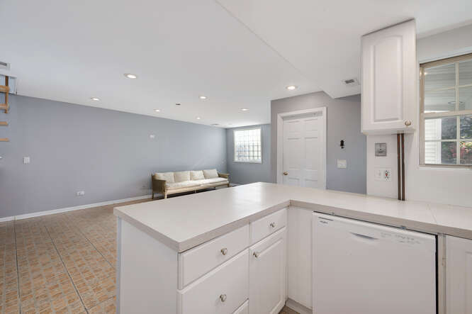 2833 N Francisco Avenue Property Photo 26