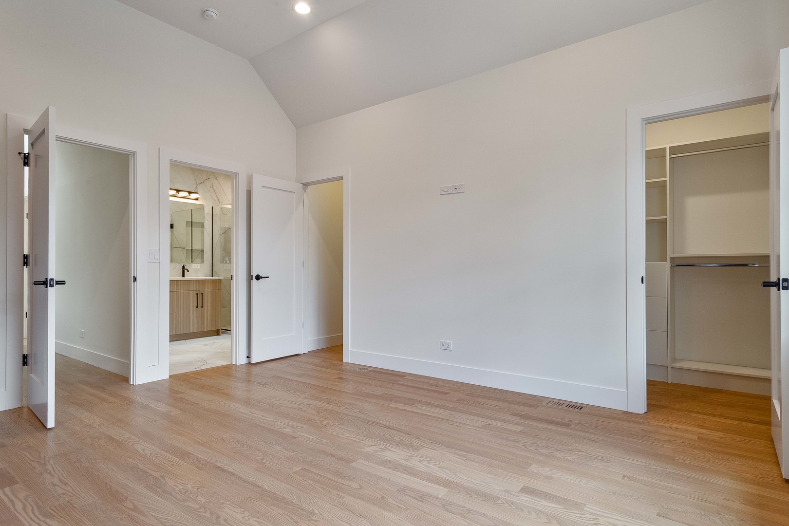 5000 W Argyle Street Property Photo 15