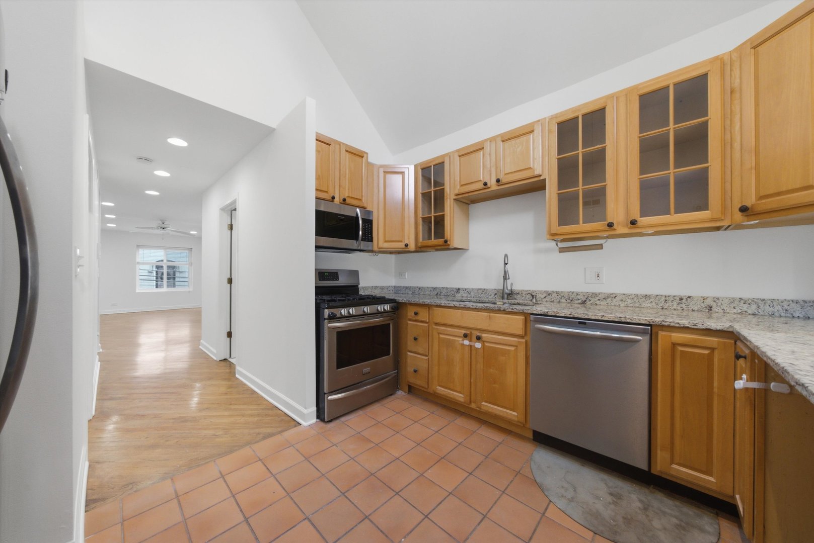 2100 N Damen Avenue 2r Property Photo 3