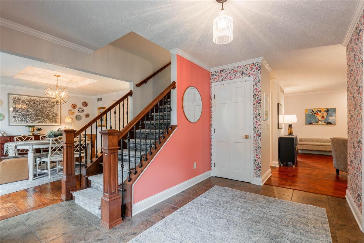 2202 Hedgewood Drive Property Photo 3