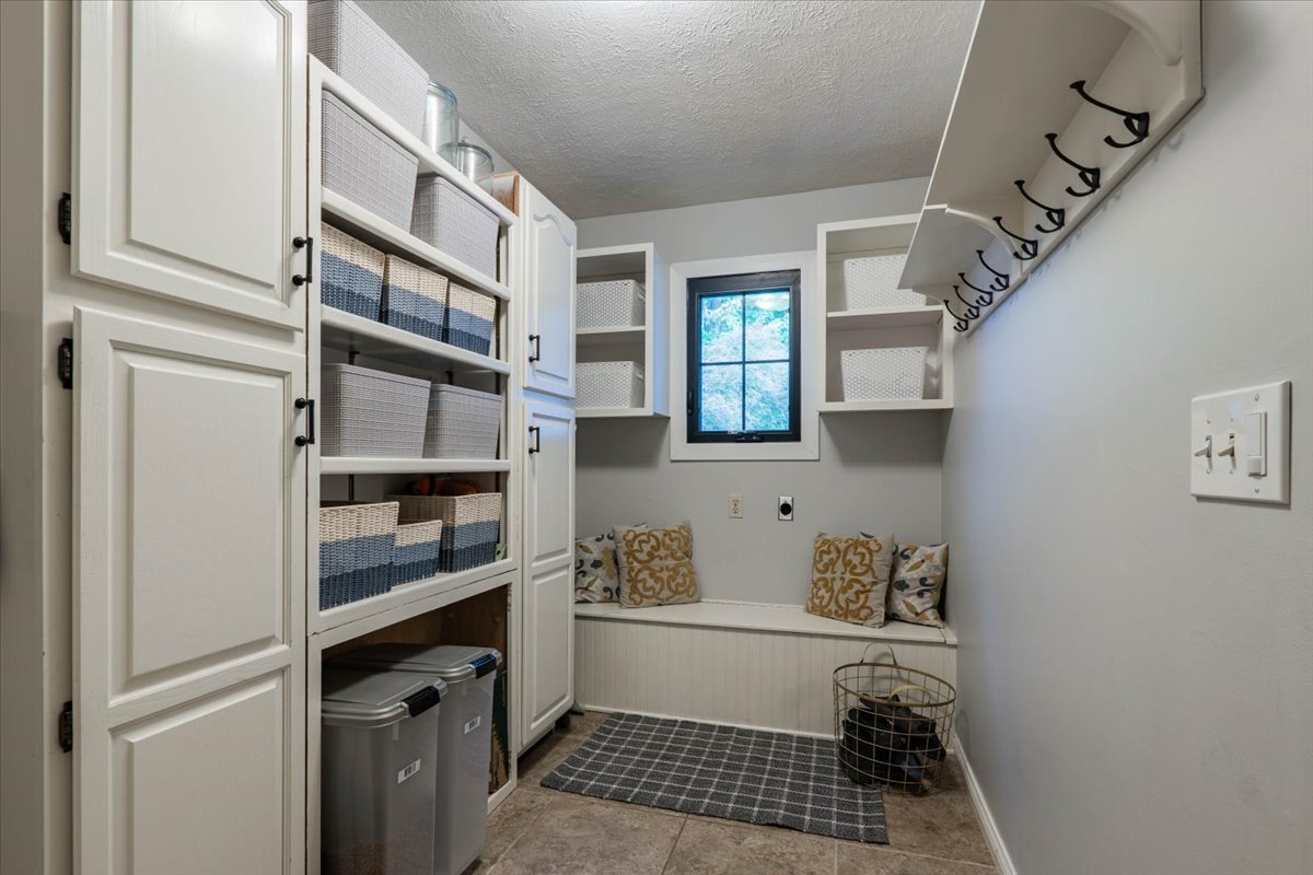 2202 Hedgewood Drive Property Photo 8