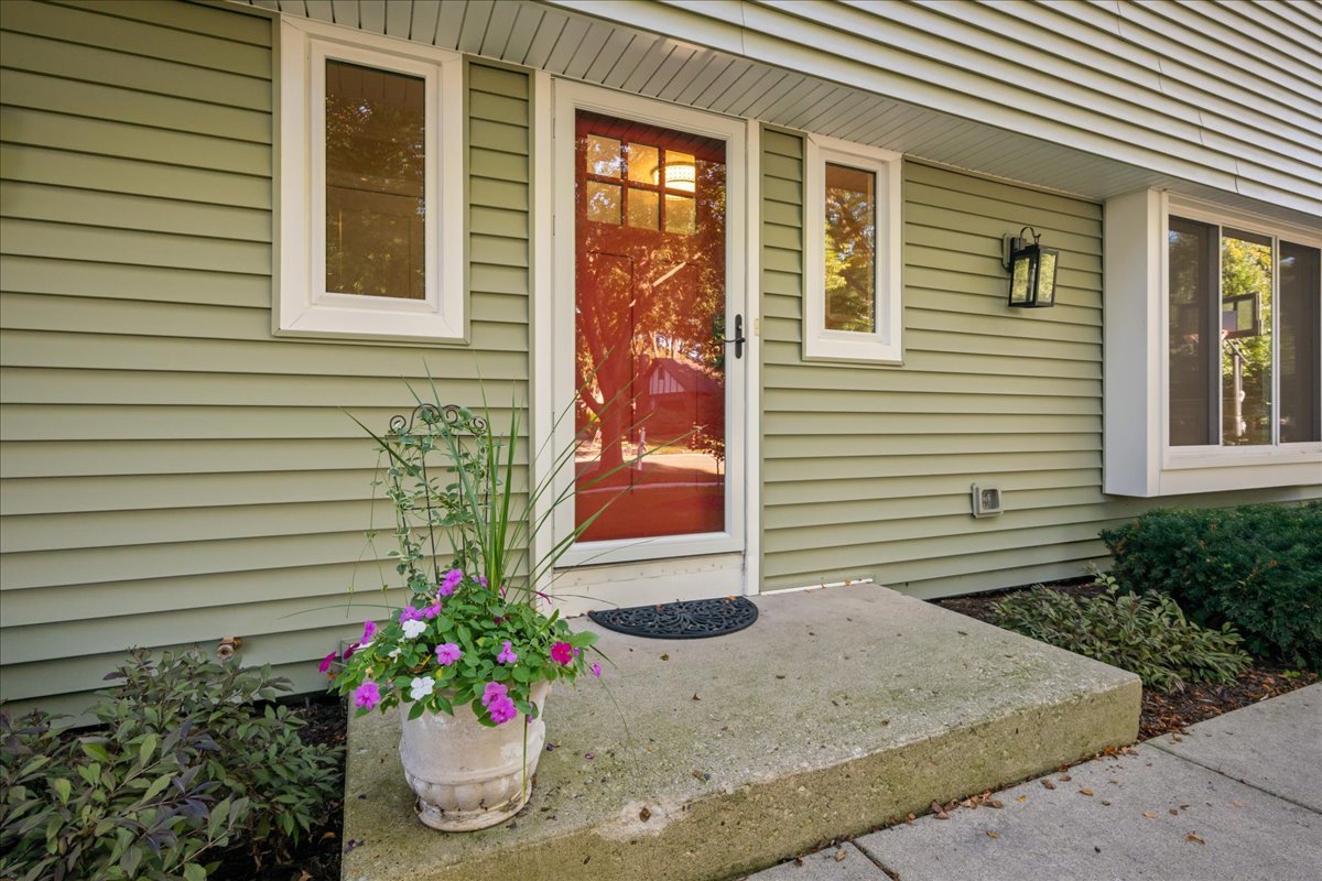 550 Longmeadow Circle Property Photo 2