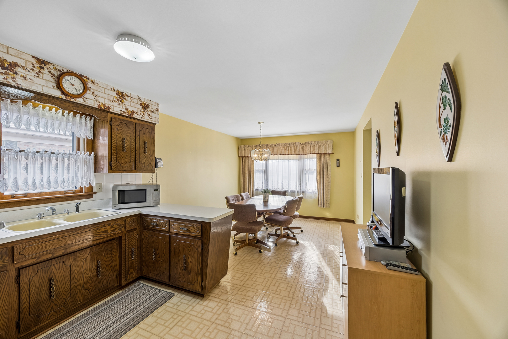 648 Escanaba Avenue Property Photo 3