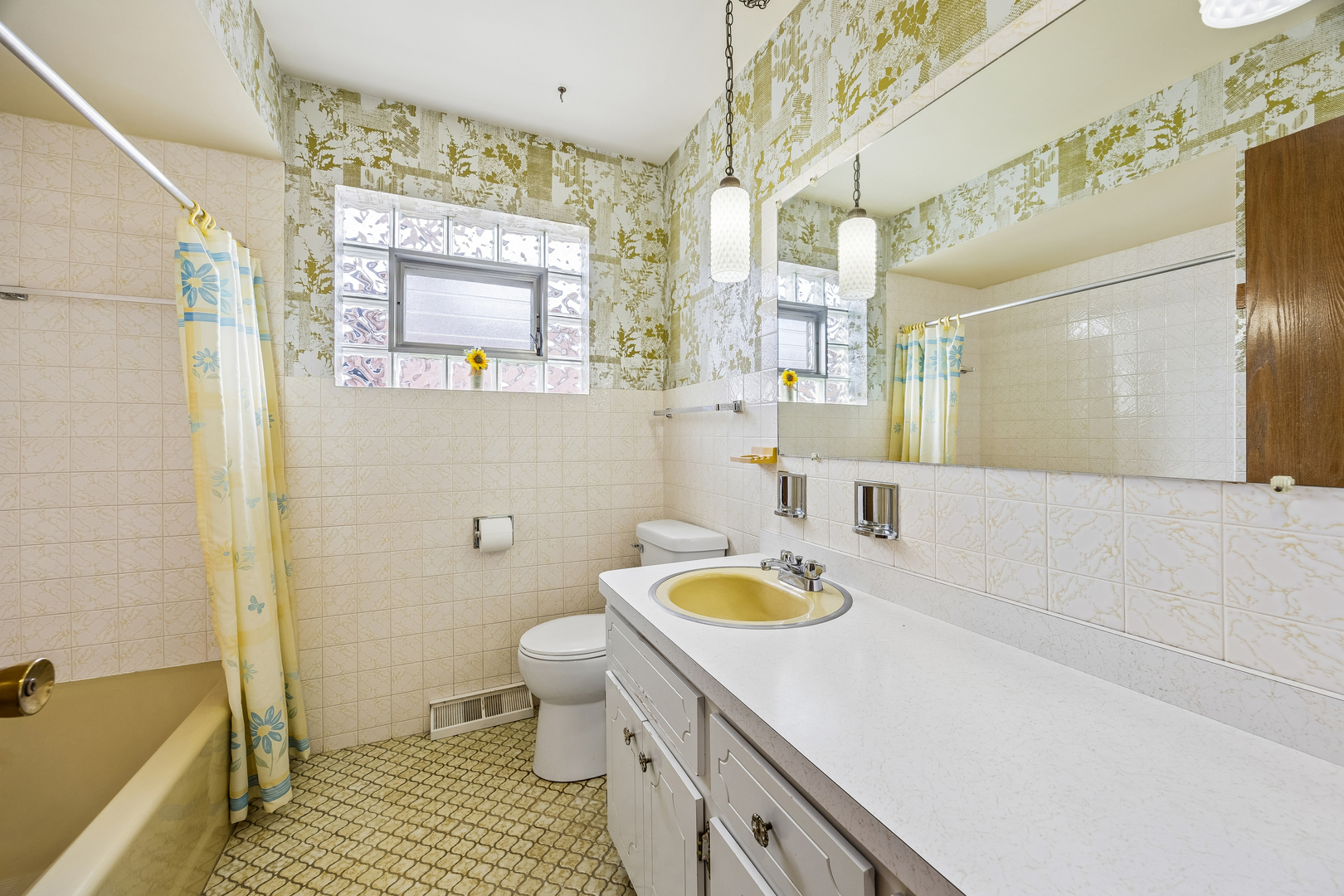 648 Escanaba Avenue Property Photo 13