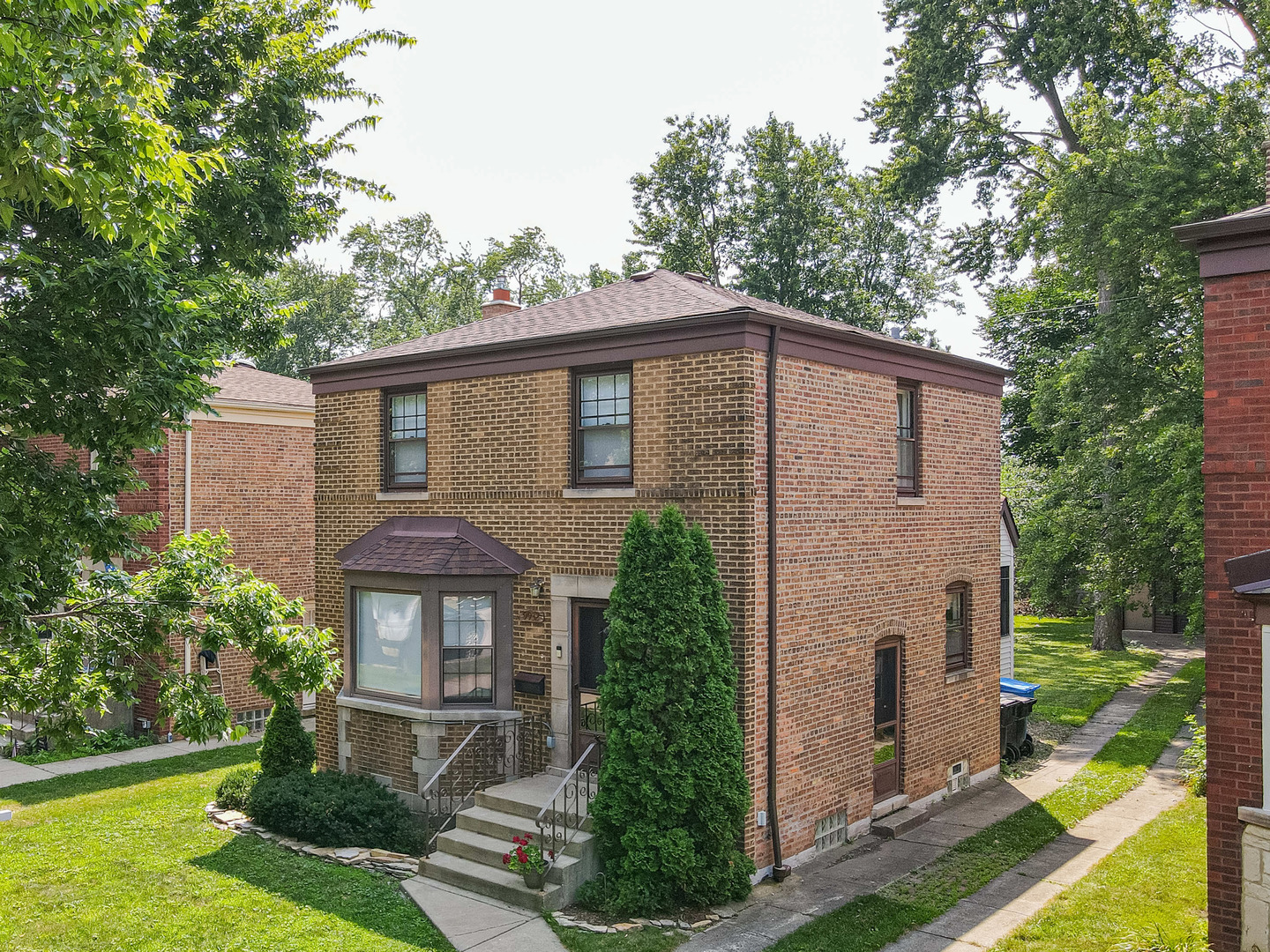 9932 S Maplewood Avenue Property Photo 1