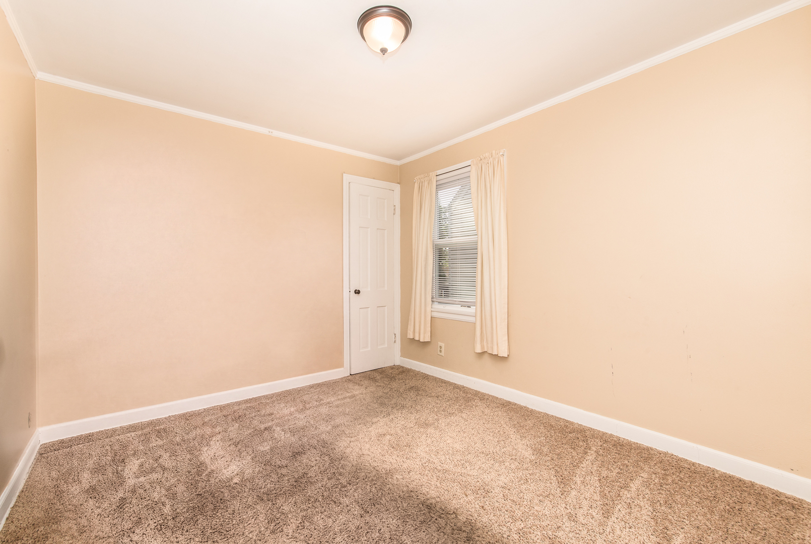 3354 N Paris Avenue Property Photo 4