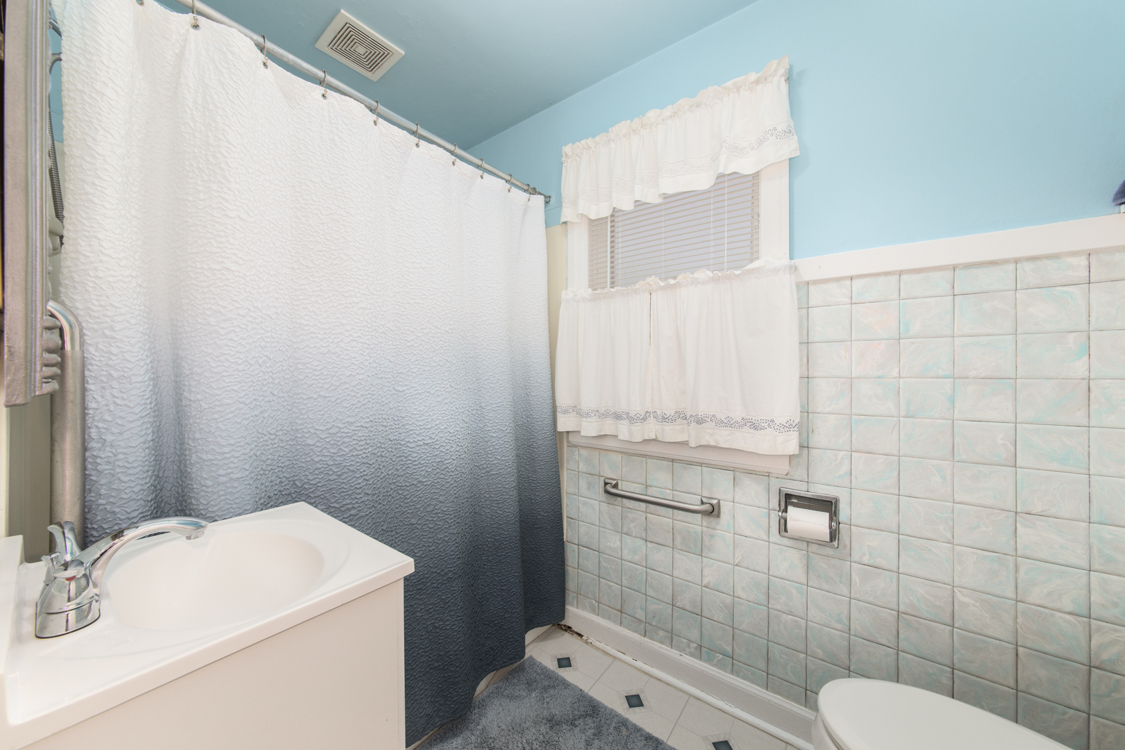 3354 N Paris Avenue Property Photo 5