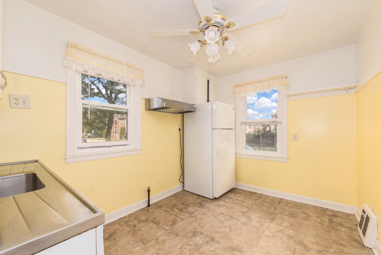 3354 N Paris Avenue Property Photo 6