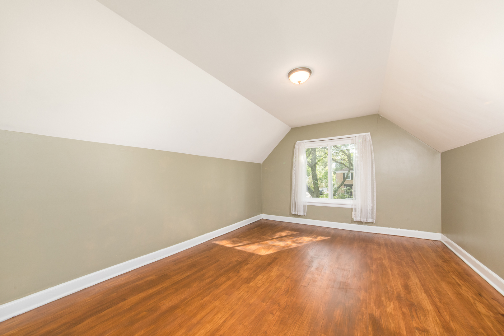 3354 N Paris Avenue Property Photo 8