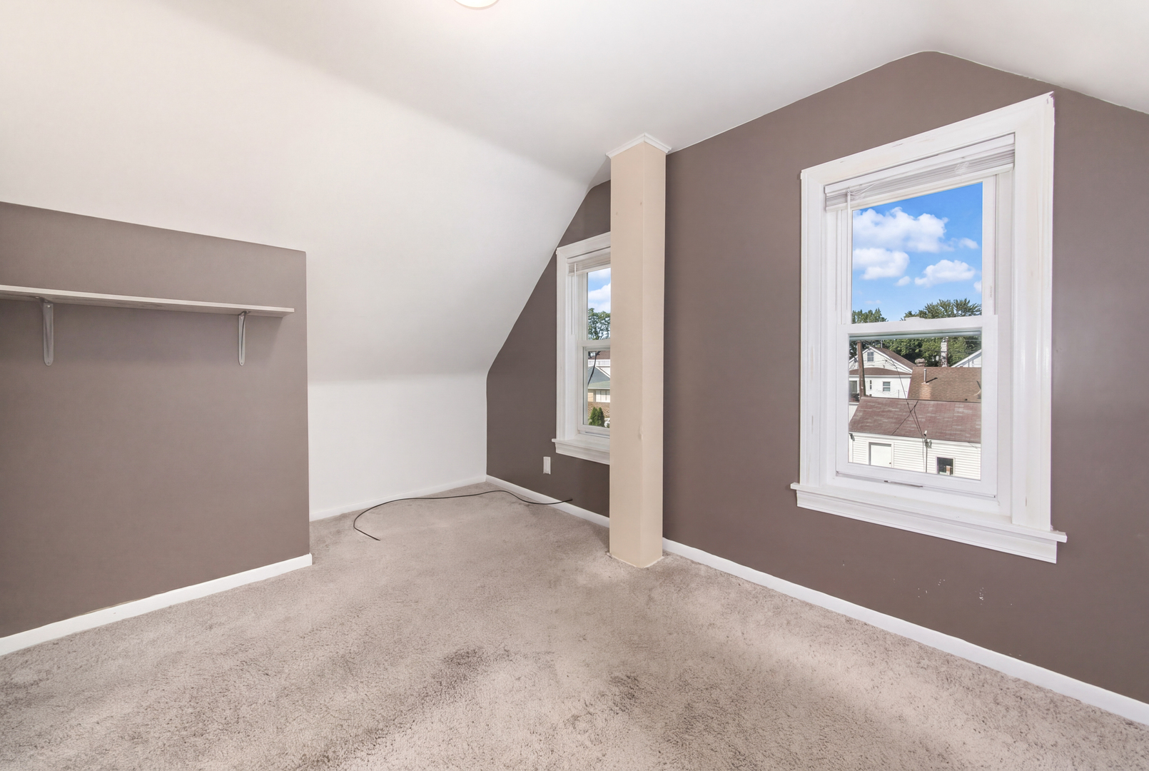 3354 N Paris Avenue Property Photo 9